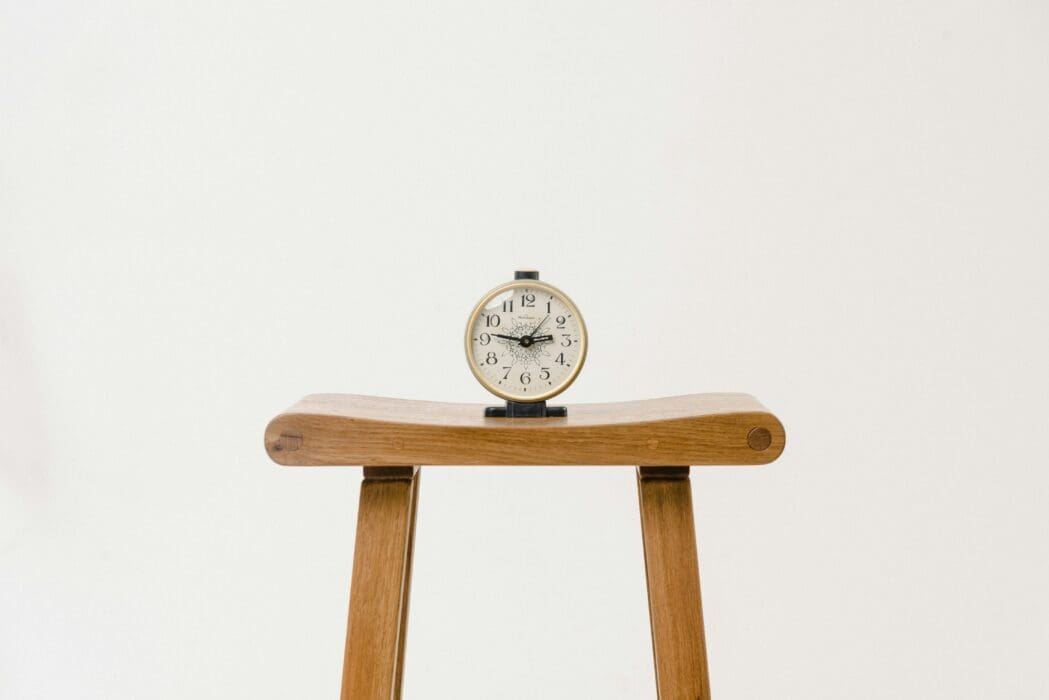 alarm clock; reflection; contemplation; awakening
